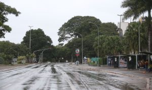 Avenida W3 Sul praticamente vazia na manhã 3ª feira