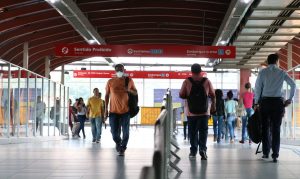 São Paulo - Uso de máscaras por passageiros na estação Pinheiros.