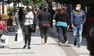 pessoas na rua mascara