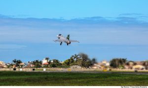 Caça Gripen E, adquirido na Suécia, faz seu primeiro voo no Brasil