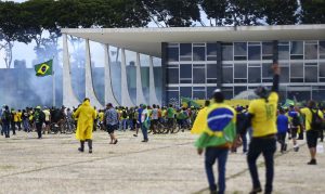 Manifestantes invadem Congresso, STF e Palácio do Planalto.
