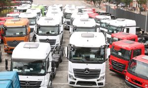 Caminhões no pátio da Mercedes-Benz do Brasil em São Bernardo do Campo.