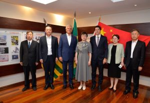 caiado e comitiva chinesa