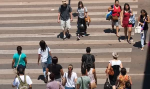 pessoas na rua faixa de pedestre