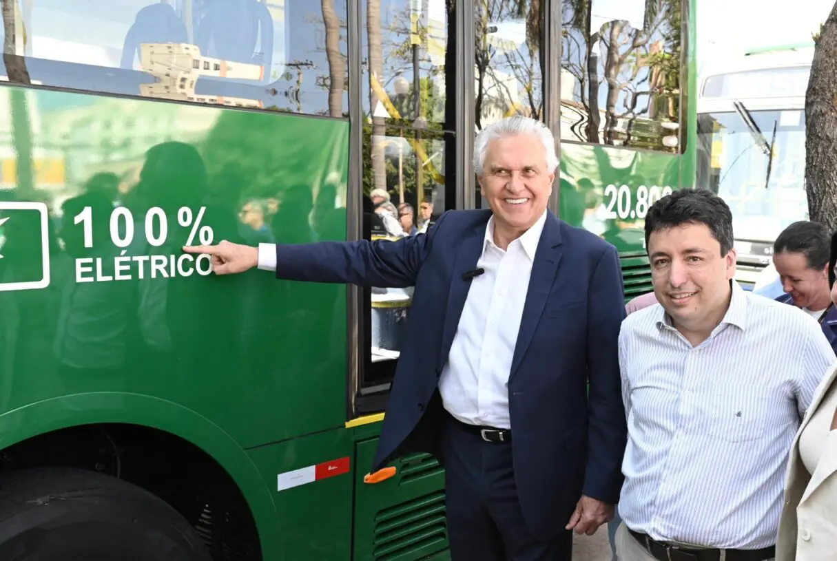 caiado entrega de onibus