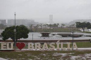 Brasília amanheceu com chuva neste sábado (23)