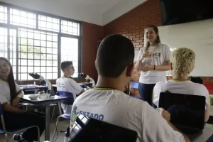 estudantes goias sala de aula