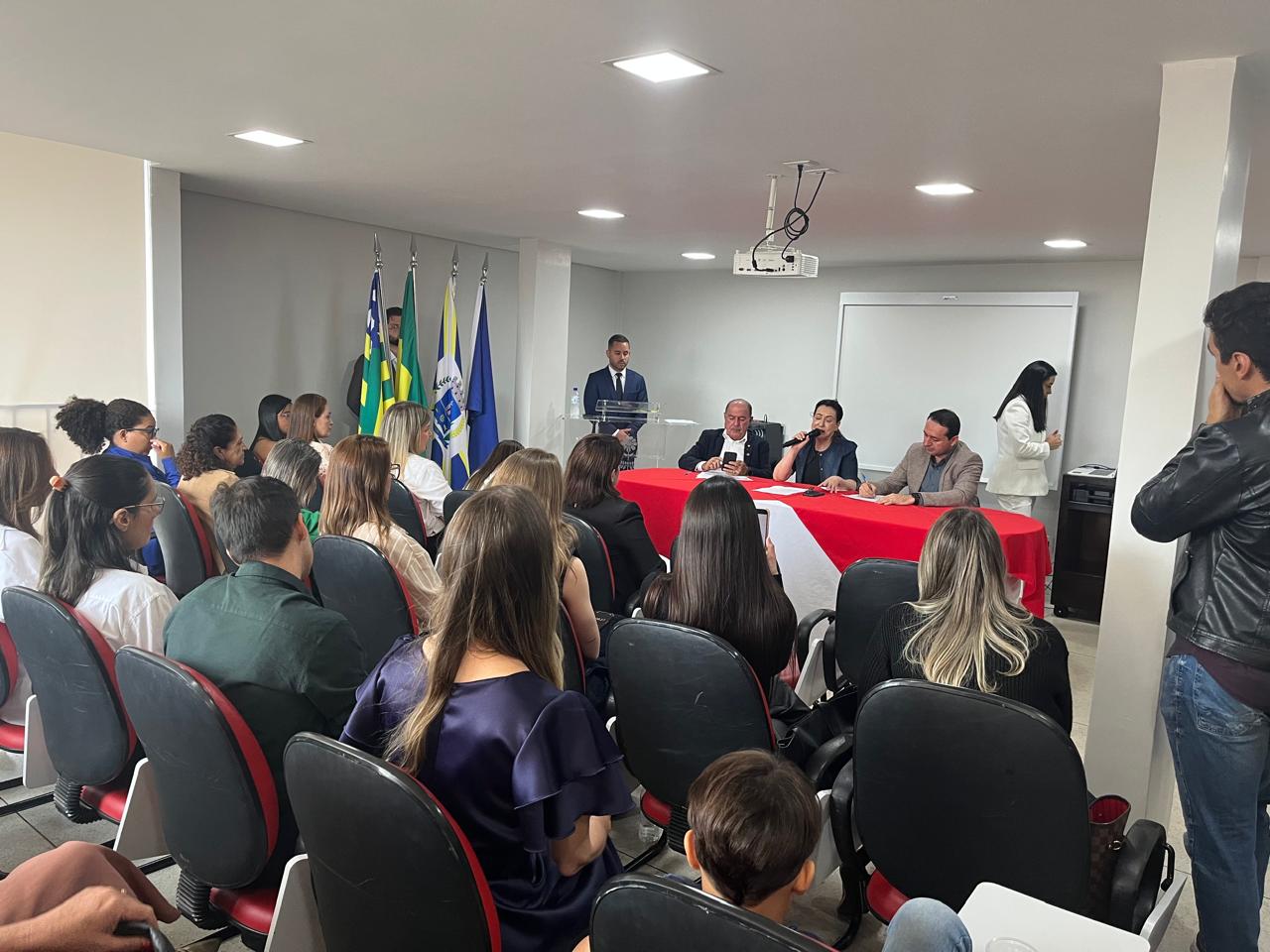 Encontro na APAE Anápolis reúne deputados para discutir doenças raras