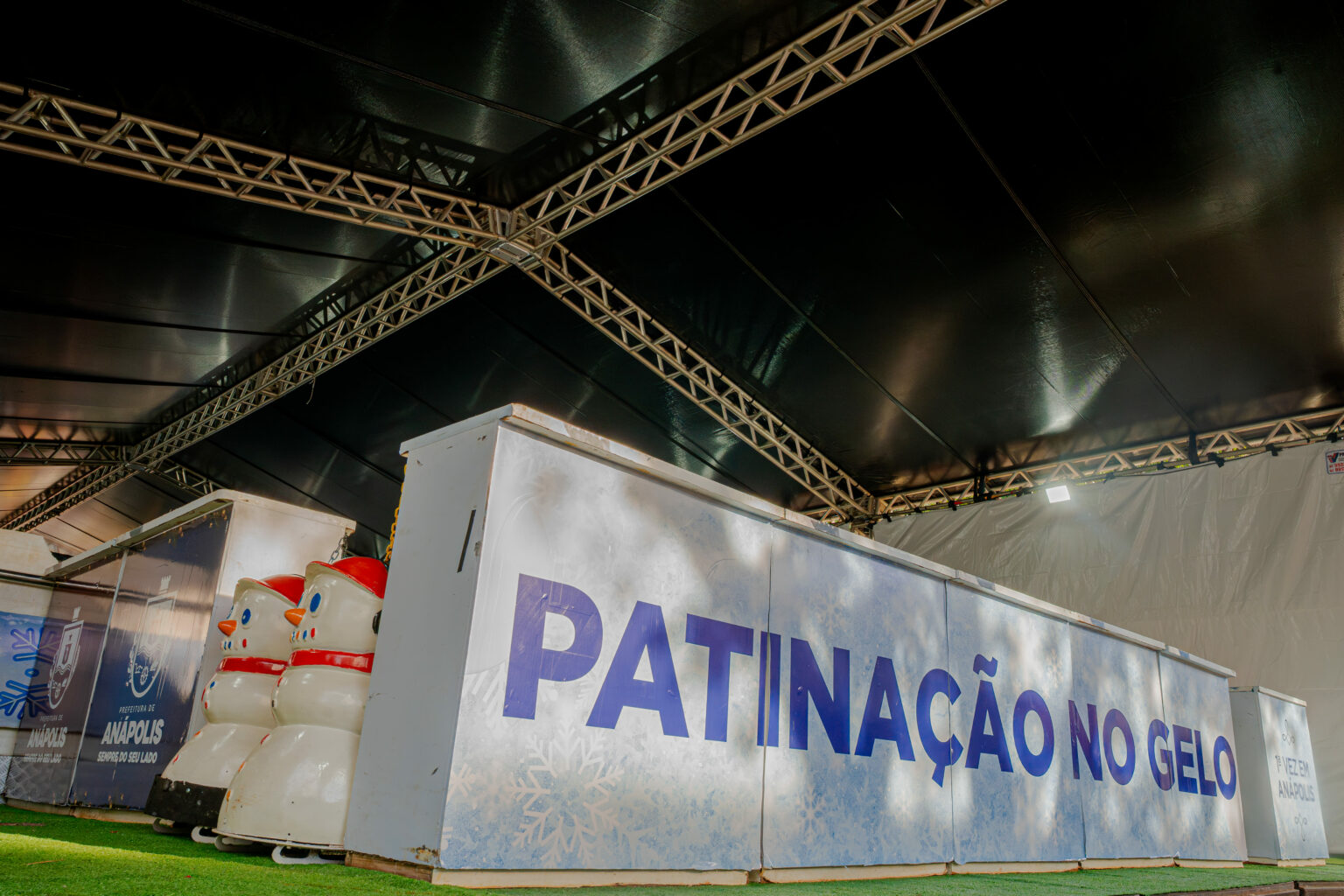 Conheça a programação de Natal em Anápolis e o funcionamento da pista de patinação no gelo