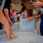 Prefeito Márcio Corrêa entrega escrituras a moradores de Anápolis