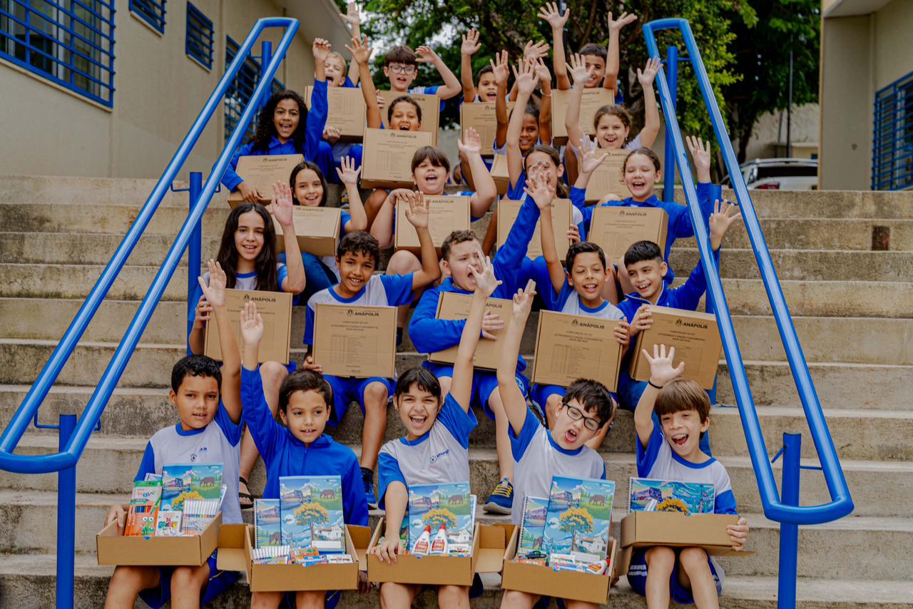 Prefeitura de Anápolis entrega kits escolares