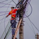 Prefeitura de Anápolis e Ministério Público fazem vistoria em fios de internet; empresas poderão sofrer sanções