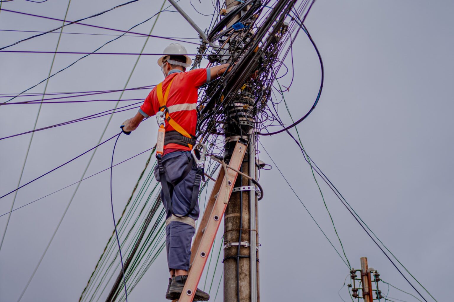Prefeitura de Anápolis e Ministério Público fazem vistoria em fios de internet; empresas poderão sofrer sanções