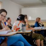 Inscrições abertas para cursos gratuitos de Libras, Inglês, Xadrez e Gestão de Emoções
