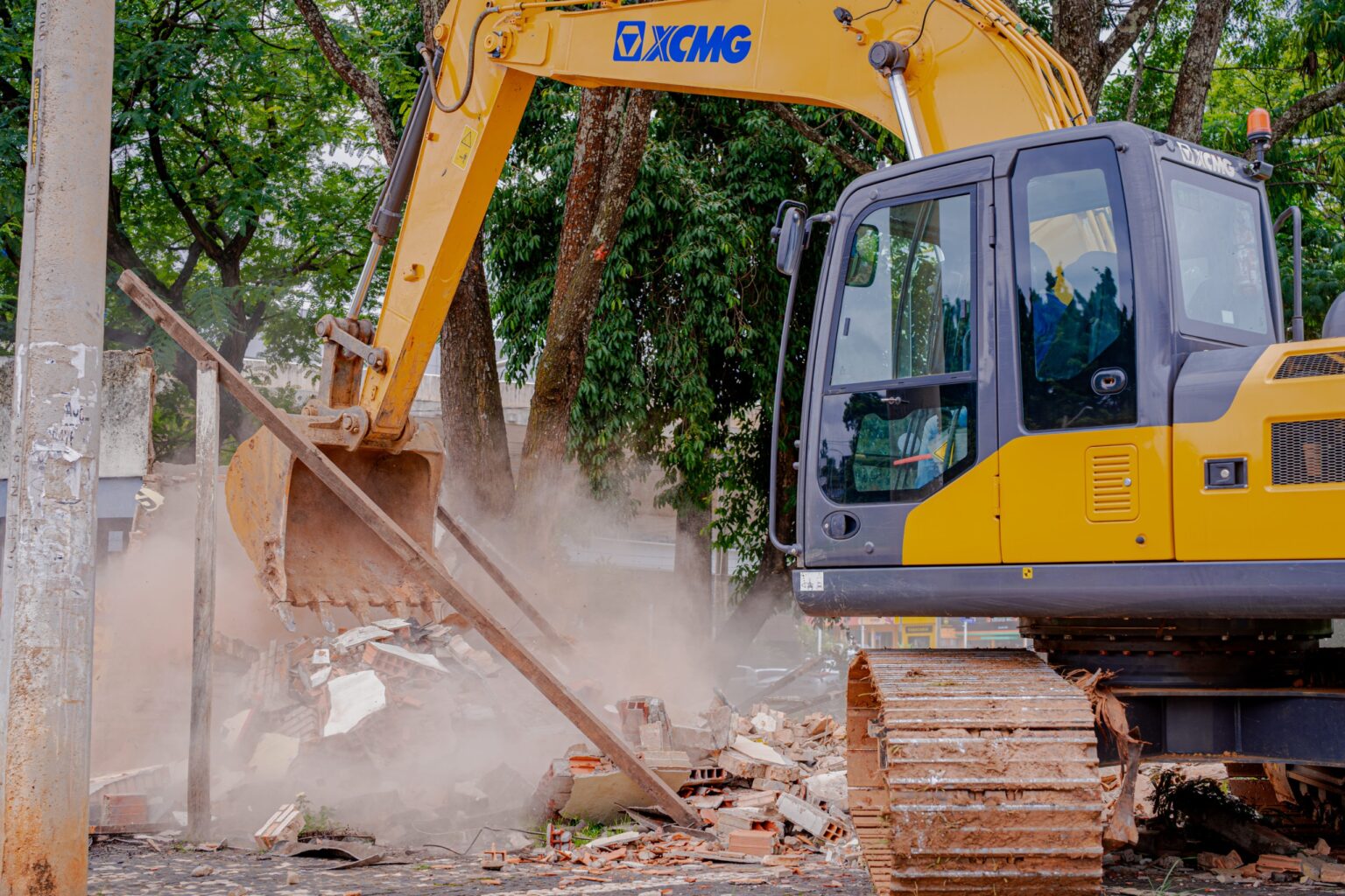 Prefeitura de Anápolis notificou mais de 1.500 imóveis irregulares em 2025; ‘mocós’ favorecem crimes e ameaçam saúde pública